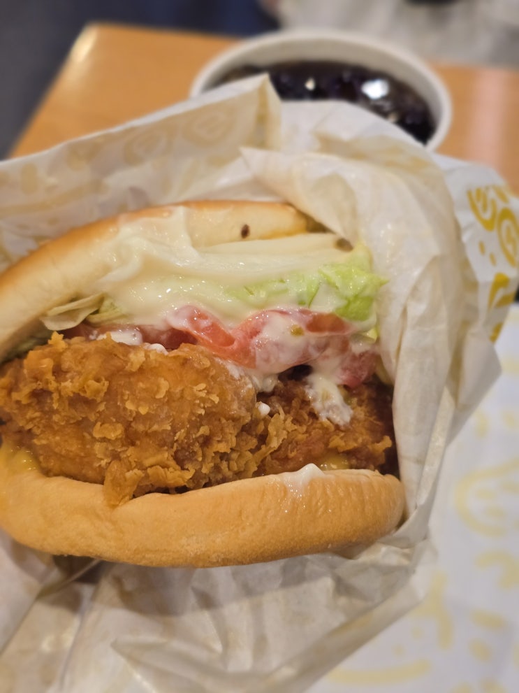  “맘스터치 신메뉴 와우스모크디럭스버거, 가격·칼로리·맛 총정리!”