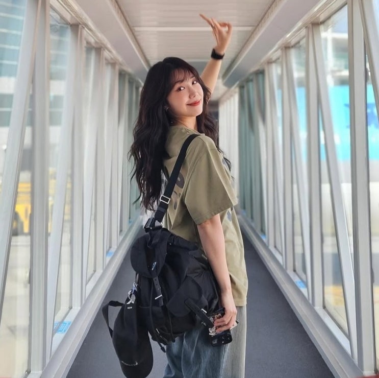  프라다 리나일론 백팩, 공항룩 찰떡 정은지 데일리 가방