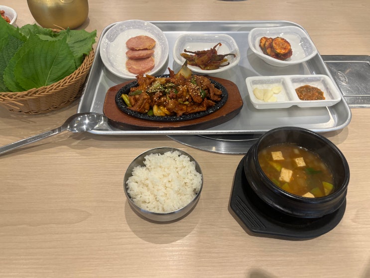  사창사거리 국민은행 뒷골목에 뒷고기, 그렇지만 점심특선인 제육쌈밥정식도 훌륭(제육쌈밥정식 9900원 1인 가능)