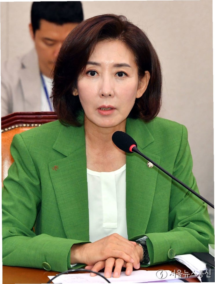 <b>나경원</b> <b>발언 논란</b>: <b>초선</b> '가만히' vs 여당 '사과 요구'…격돌의... 