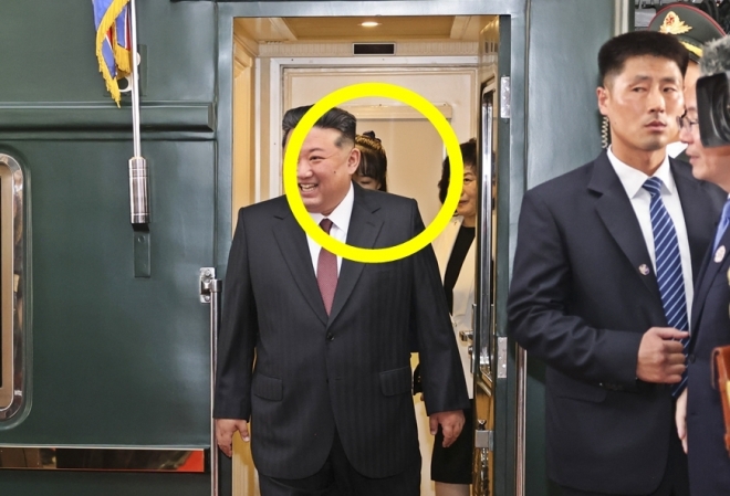 <b>김정은</b> 베이징 도착, 뒤에 선 인물은 딸 <b>주애</b>? 후계자 급부상