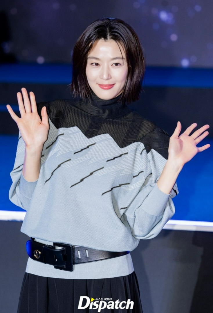 (얼굴로 살려낸) 전지현, <b>북극성 쇼케이스</b> 난해한 니트 패션 코디