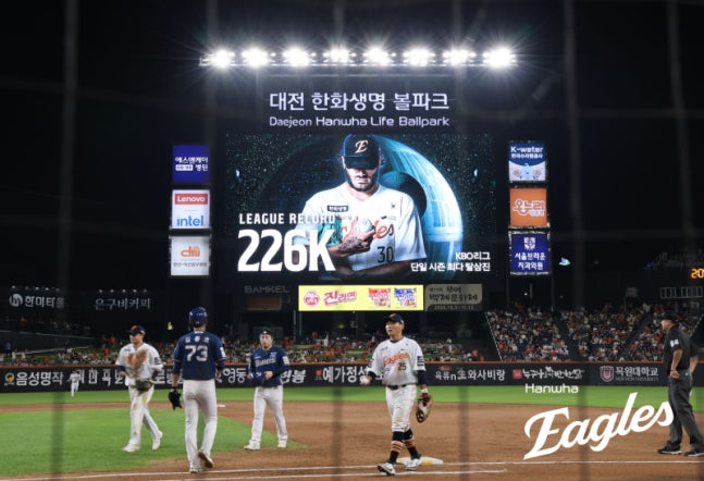 <b>한화</b> ‘228K 괴물’ <b>폰세</b>, KBO 단일 시즌 최다 <b>탈삼진 신기록</b>... 