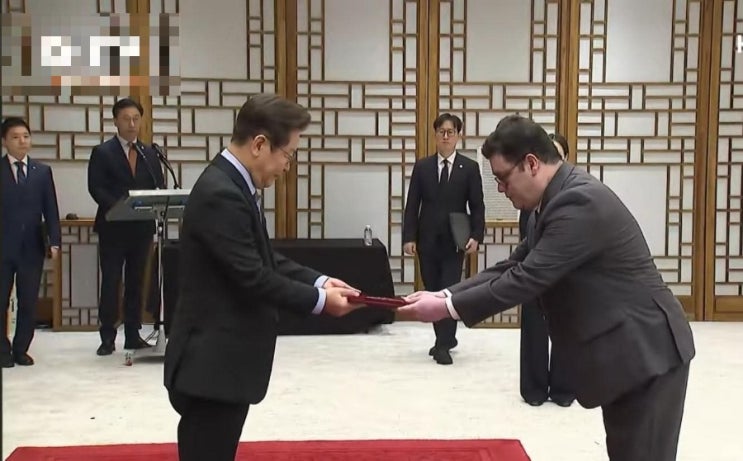 <b>주한</b> 방글라데시 <b>대사</b>, 이재명 대통령에게 <b>신임장 제정</b>