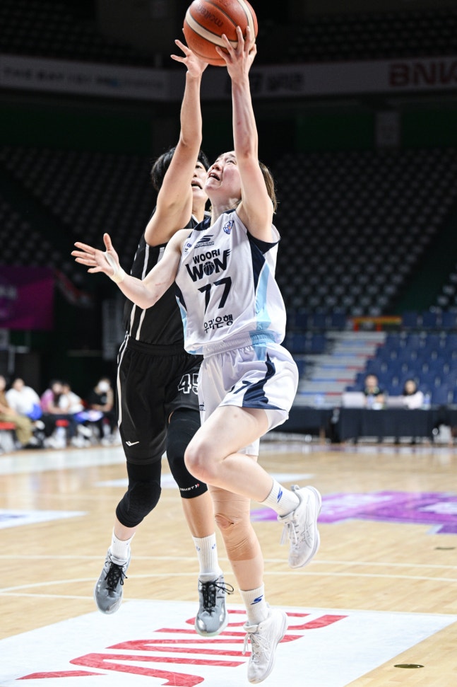 WKBL 아시아쿼터 초대박 예감… <b>세키 나나미</b>, <b>우리은행</b> 승리 견인