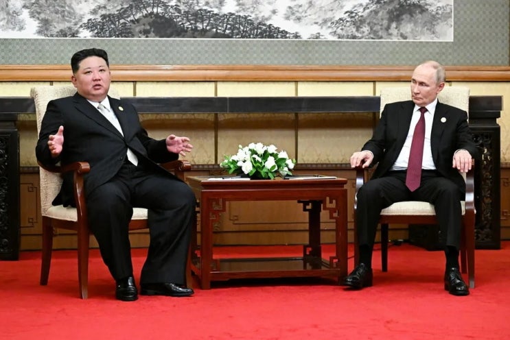 <b>우원식</b> 의장 열병식 전 <b>김정은</b>과 수인사, <b>악수</b> 나눠