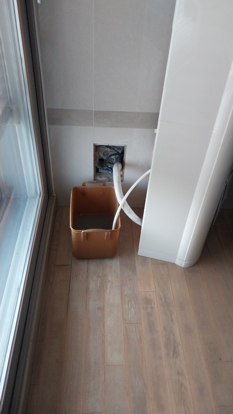 송도동 아파트 아랫집 천장 누수… 원인은 에어컨 배관 막힘이었다?!