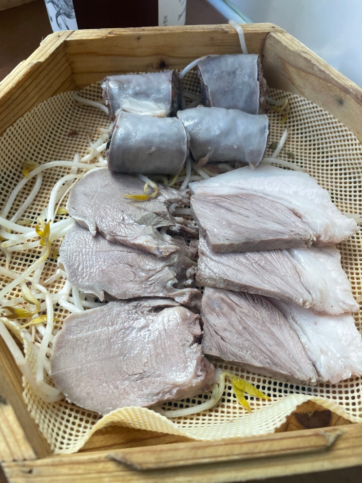  서울 역삼역, 직접 가마솥에 48시간 우려낸 사골국물 국밥 '팔도찹쌀순대'