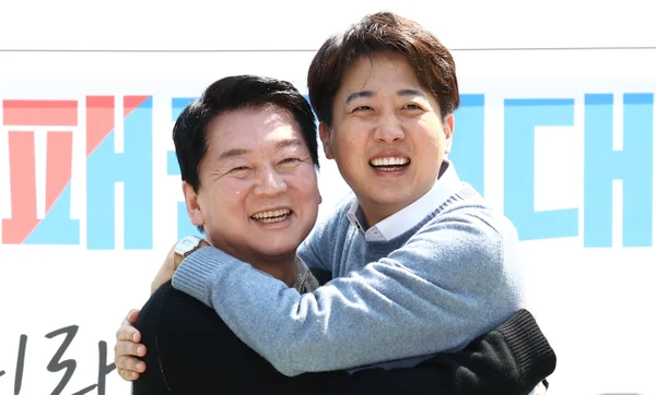 <b>이준석</b>, <b>안철수</b>와 <b>연대</b> 가능성 시사 “미래 위해 손 맞잡아”