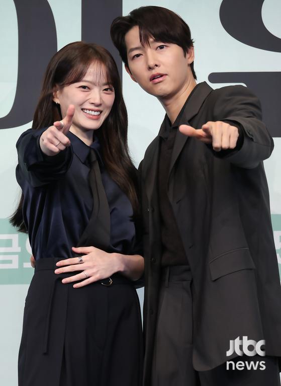 유스', <b>송중기</b>·<b>천우희</b> 케미 담긴 단짠 <b>멜로</b> 외 마이 유스... 