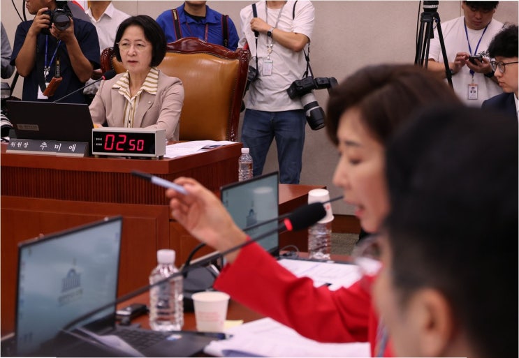 <b>추미애</b> vs <b>나경원</b>, 국회 <b>법사위</b> 격돌: 5선 vs 의회독재... 