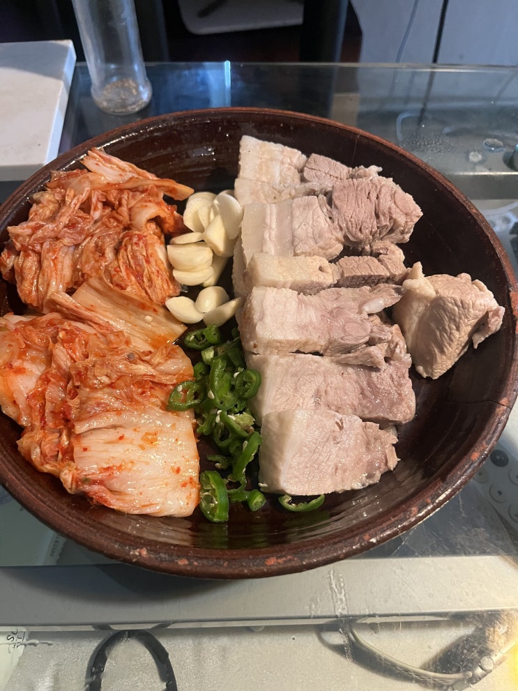  옥돌 김치, 보쌈 가게 검색하다가 알게된 뒤에 먹어봄. 엄니한테 한 포기 줬는데, 이모들한테 돌리라 함 (with. 보쌈, 라면)