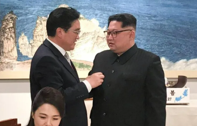 악수하며 짧은 대화 / <b>북중러</b> 결속, 불편한 심기 드러낸 <b>트럼프</b>