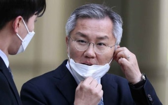 <b>최강욱</b>, “개돼지의 생각”... 조국혁신당 <b>성비위 논란</b>에 2차... 