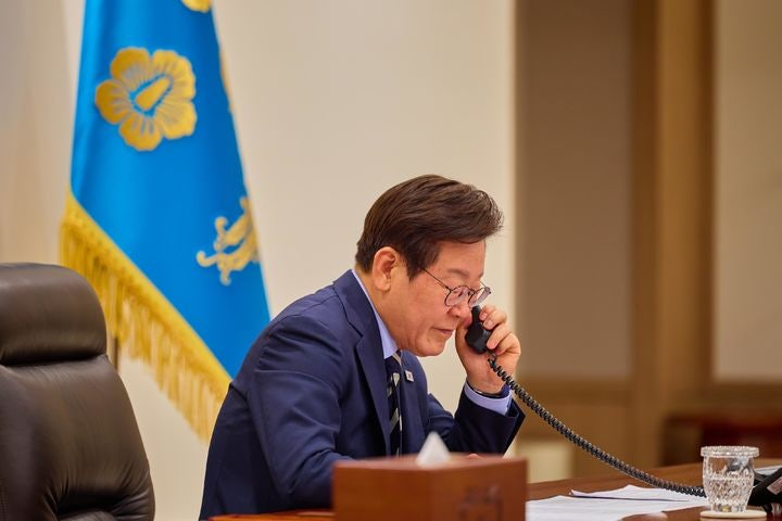 [속보] 이재명 <b>대통령</b>, <b>몽골 대통령</b>과 전격 <b>통화</b>! 전략적 동반자... 