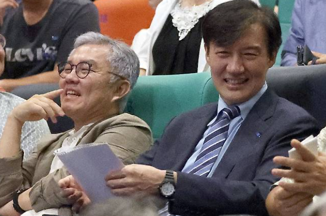 조국의 스피커는 왜 자기 편 앞에서만 꺼집니까