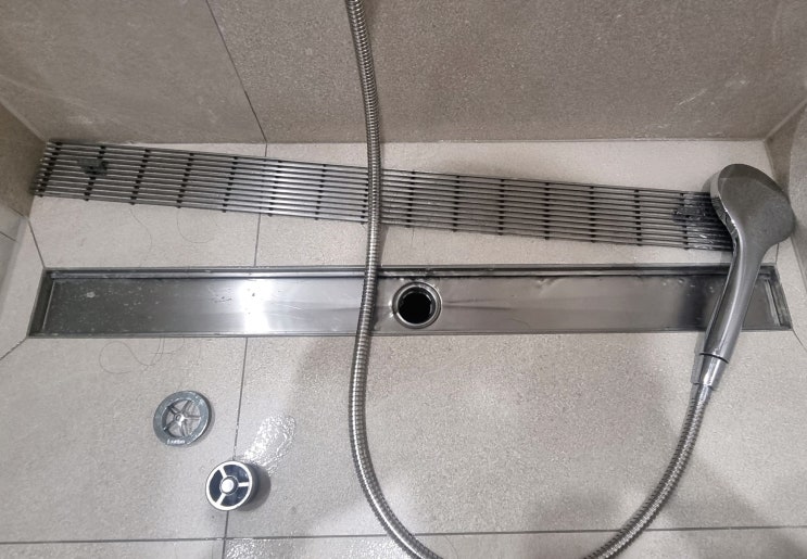  화장실 공사 끝나고 배수구 막힘 샤워실 청소하는데 물 차오르는 하수구 시멘트로 막혔을 때 업체가 뚫는 법