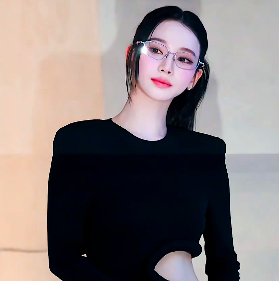  카리나 상반된 반응의 긱시크룩 드레스 패션