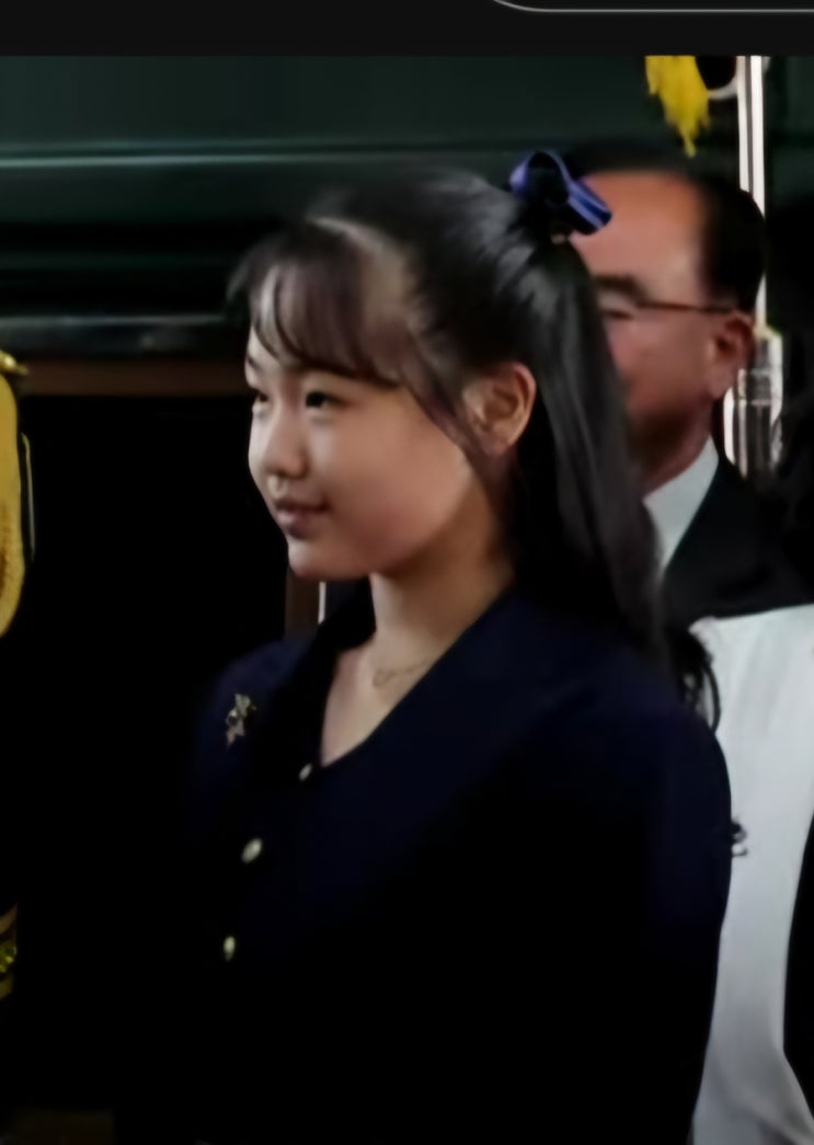 베일 벗은 김주애, <b>북한</b> 권력의 '새로운 얼굴'...<b>김정은</b>과 방중... 