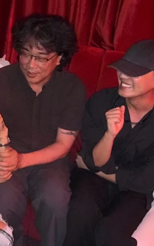<b>유아인</b>, <b>봉준호 감독</b>과 함께한 미소 포착... 2개월 만에 공개된... 