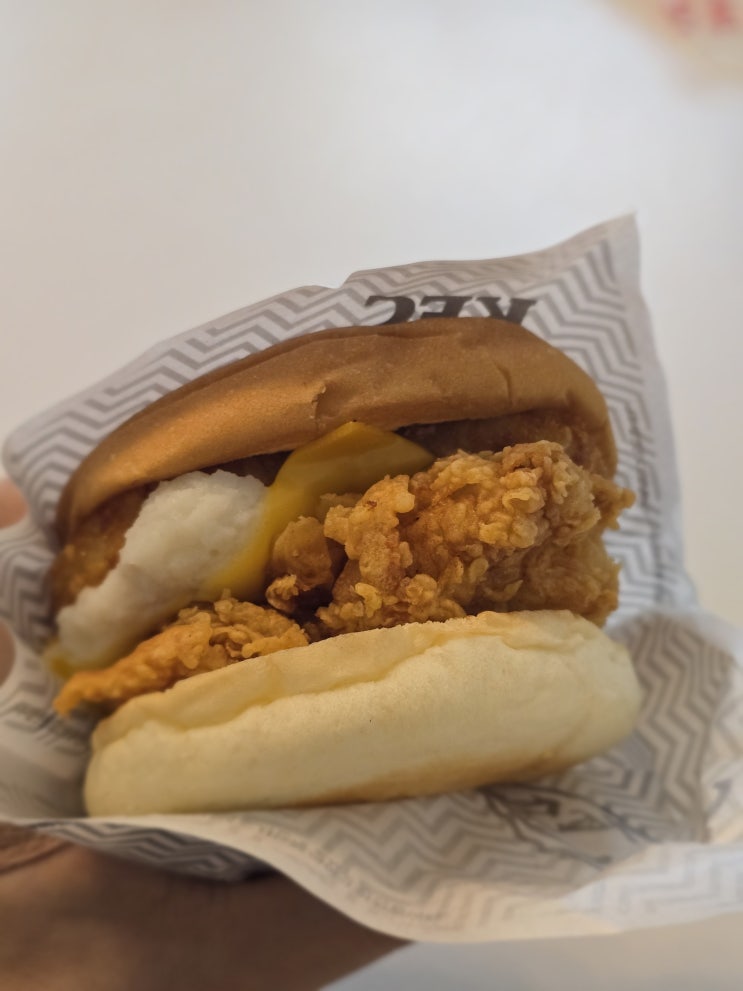  KFC 업그레이비타워 버거 솔직 후기｜신메뉴 맛·구성·가격 완전 정리!