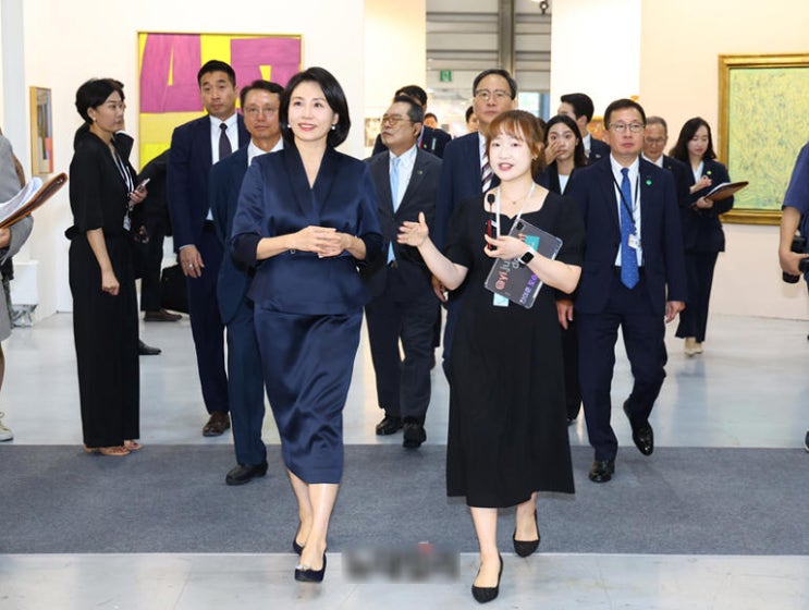 <b>김혜경 여사</b>, ‘조용한 내조’에서 빛나는 영부인으로
