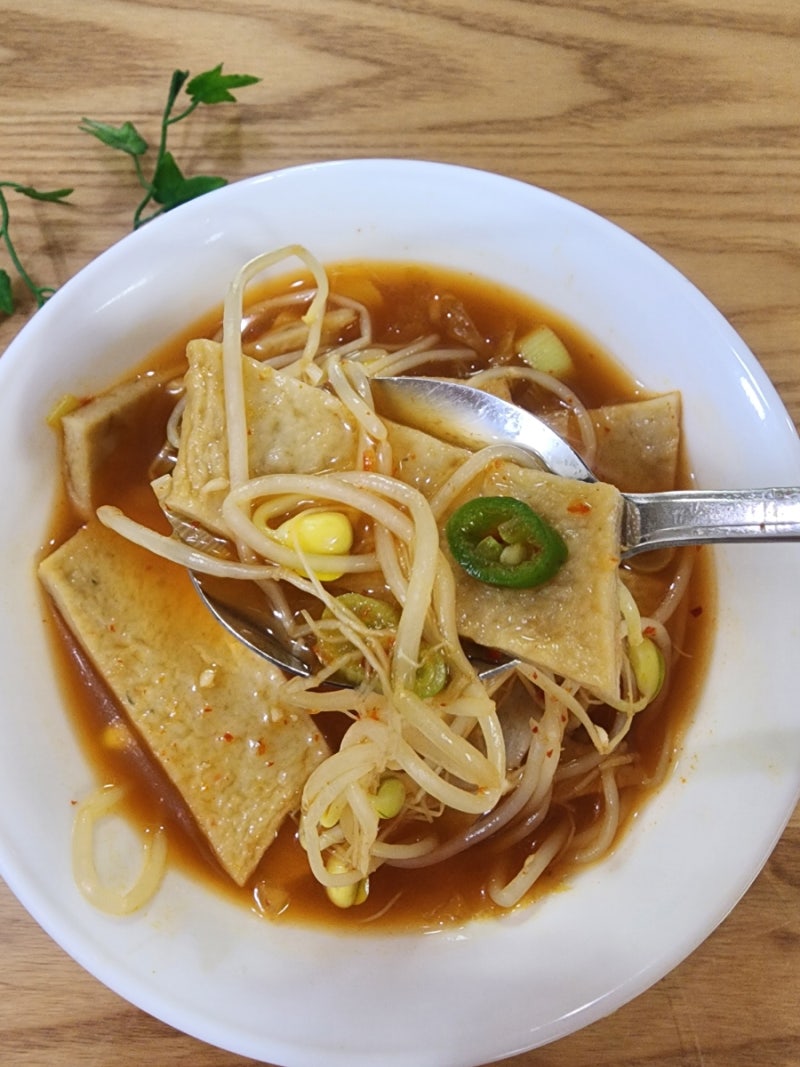 칼칼하면서 시원한 국물 맛, 김치 콩나물 오뎅국에 우동사리 추가요