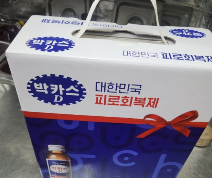  항암 치료 중인 9살 단골의 박카스 선물…삼겹살집 사장님 울린 사연