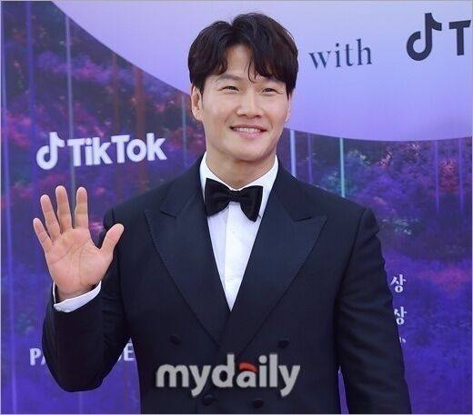 [단독] <b>김종국</b> 결혼! 007 작전 방불케 한 <b>철통보안 결혼식</b> 현장!
