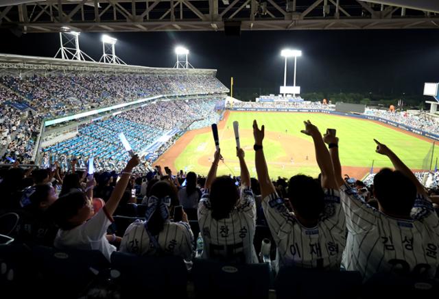 KBO, 드디어 1090만 <b>관중</b> 돌파!... 단일 시즌 최다 <b>관중</b> 구단 등극