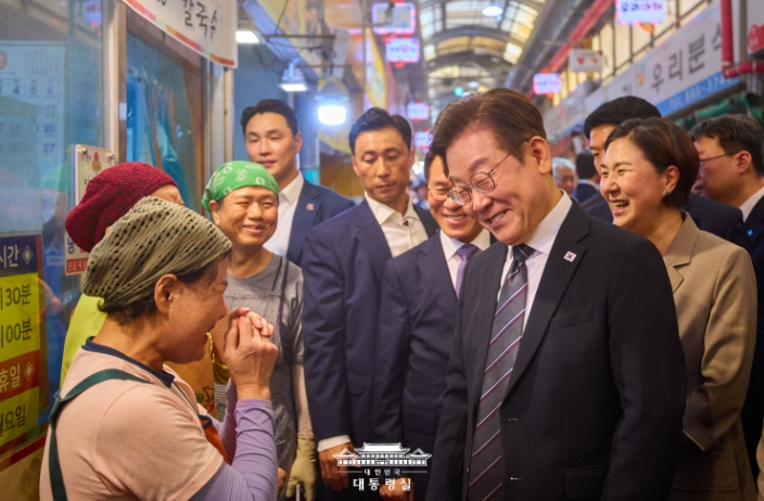 이재명 대통령, 인천 미추홀구 용현시장 방문