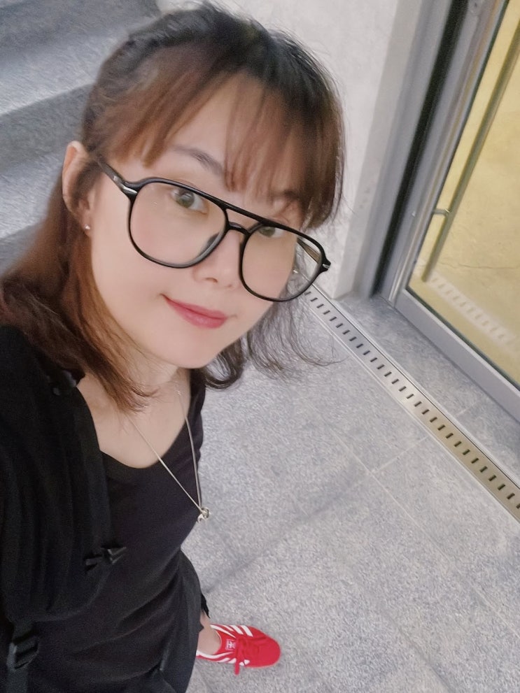  시크함 한도 초과! 브아걸 미료의 올 블랙 원피스에 잘 어울리는 운동화로 아디다스 가젤 레드 여자 스니커즈
