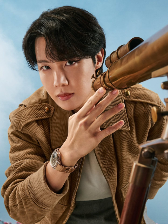 BTS 제이홉, ‘억대 시계’와 함께한 감각적인 가을 패션…전역 후 더 깊어진 남성미