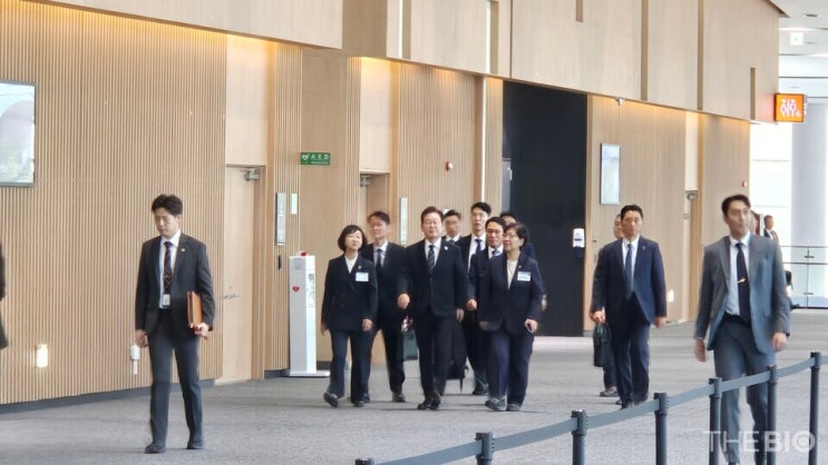 이재명 <b>대통령</b>, ‘<b>K-바이오</b> 혁신 속도 더하다’ 토론회 참석... 