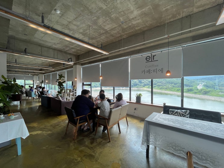  [내돈내산] 창원 불모산 저수지뷰 카페 카페띠에 주차장 영업시간 귀여운 돌체라떼와 신선한 토마토에이드