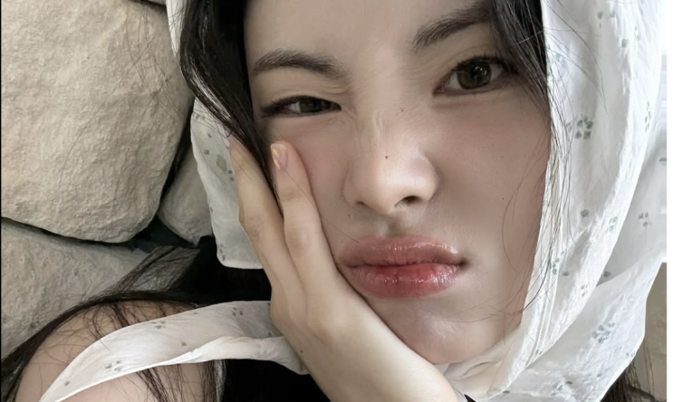  [셀럽 패션] 배우 신시아, 여름 튜브탑+스카프 세트로 완성한 청량 꾸안꾸 패션!