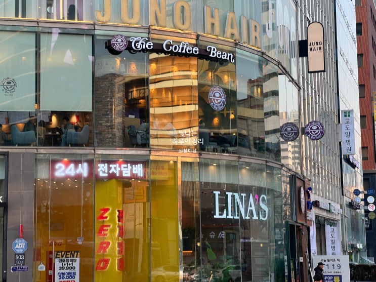 에스컬레이터 타고 올라가는 신논현 통창카페 커피빈 영동점