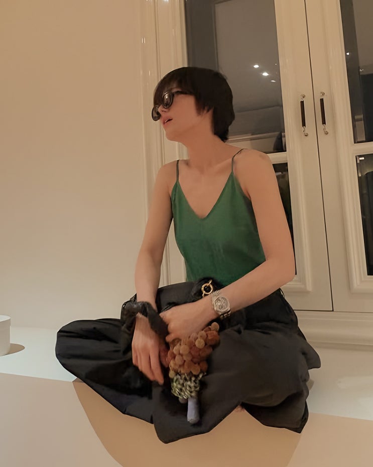  송혜교 2025 가을 코디, 올리브그린·블랙·브라운 컬러 옷 색깔 조합