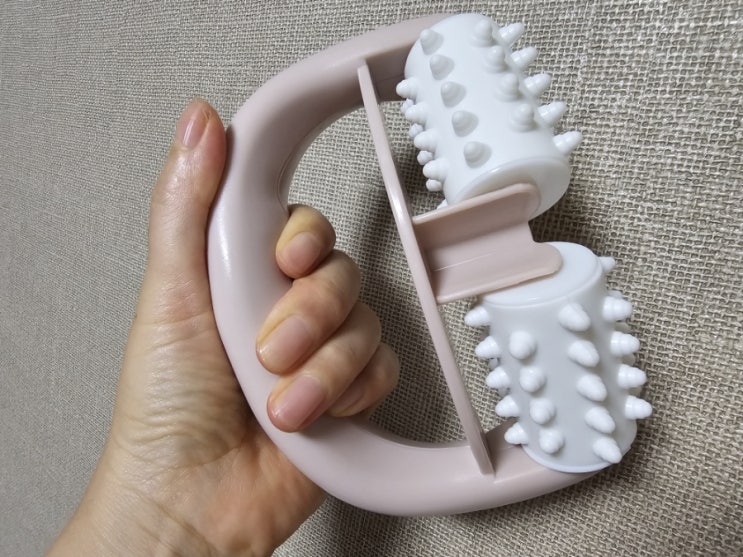  제이앤비 마사지롤러 손에 참 감기니까 림프순환 셀프마사지 가능