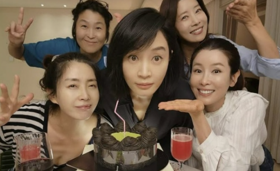 김혜수, 55번째 생일파티  “인생 잘 살았다”는 말이 절로!