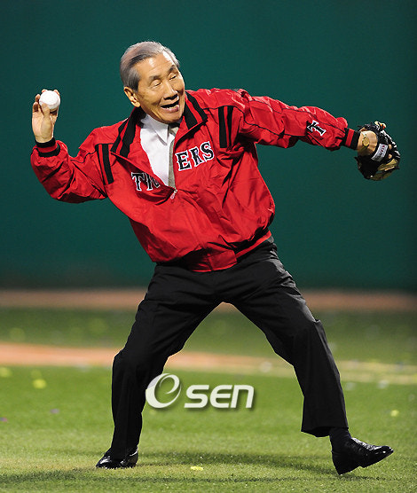 <b>이용일</b> KBO 총재 <b>프로</b>필, 초대 사무총장 <b>별세</b> <b>야구</b>계 추모... 