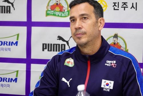 [속보] <b>여자 배구</b> <b>모랄레스 감독</b>, 대표팀 <b>감독</b> 계약 종료!
