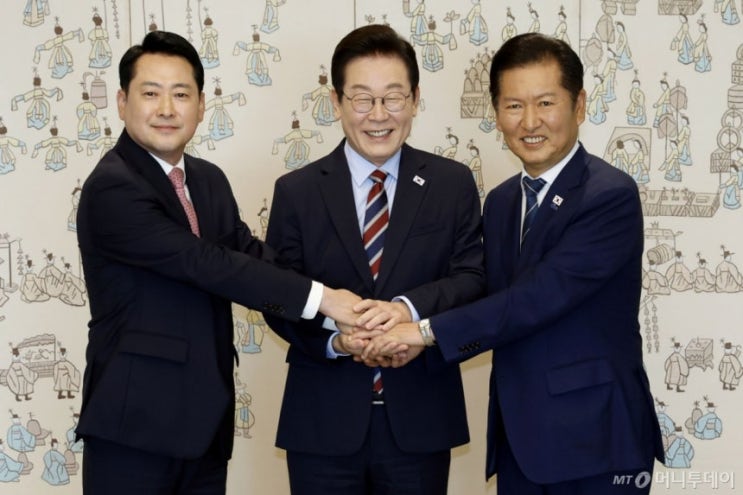 여야 협치 신호탄? <b>정청래</b>-<b>장동혁</b> 첫 악수의 의미