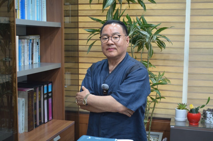  이름은 운명을 비추는 등불, 40년 성명학 연구로 삶의 균형을 설계하다 / 대간작명철학연구원 교량 이욱재 원장