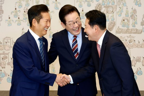 [속보] <b>이재명</b> 대통령, <b>여야</b> 대표와 78일 만의 <b>회동</b>! 정청래... 