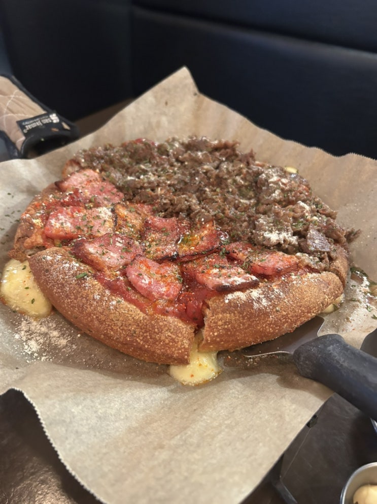  [대전] 둔산동 맛집 "리골레토 시카고피자 대전시청점"_치즈 토핑 가득한 시카고 피자