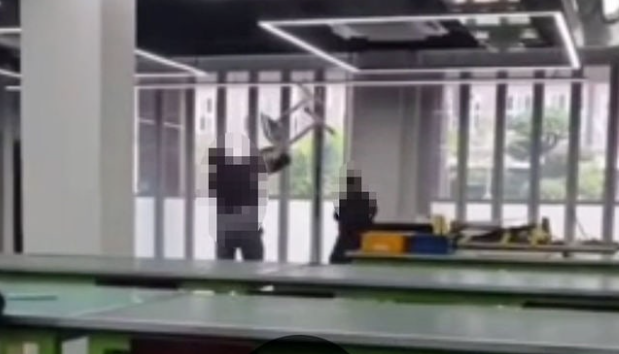  수업 중 춤춘 학생·의자 던진 교사…촬영·유포까지 논란 