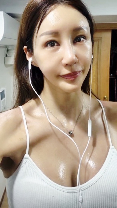  [충격 근황] "뱀 허리 실화?!" 김밥 먹고도 48kg '뱀이다' 김혜연, 50대 나이 '체지방 6.8%' 갓바디 비결