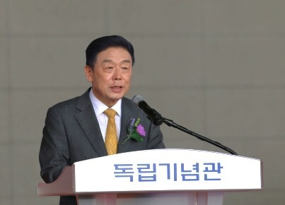 후폭풍…<b>김형석 독립기념관장 국회</b> 기자회견 도중 시민들과... 