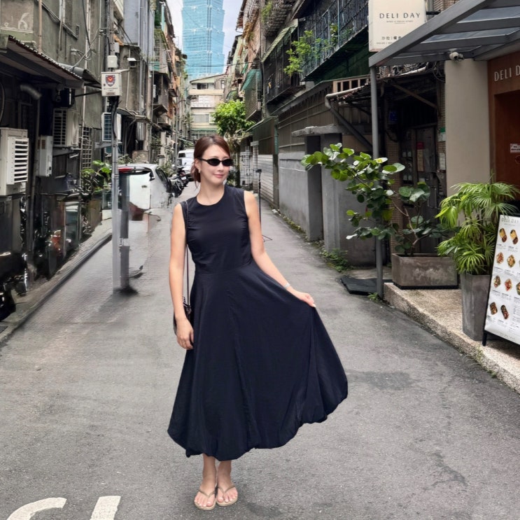  핀터레스트 무드 코스 COS 원피스, 슬리브리스 버블 헴 미디 드레스 네이비 36사이즈